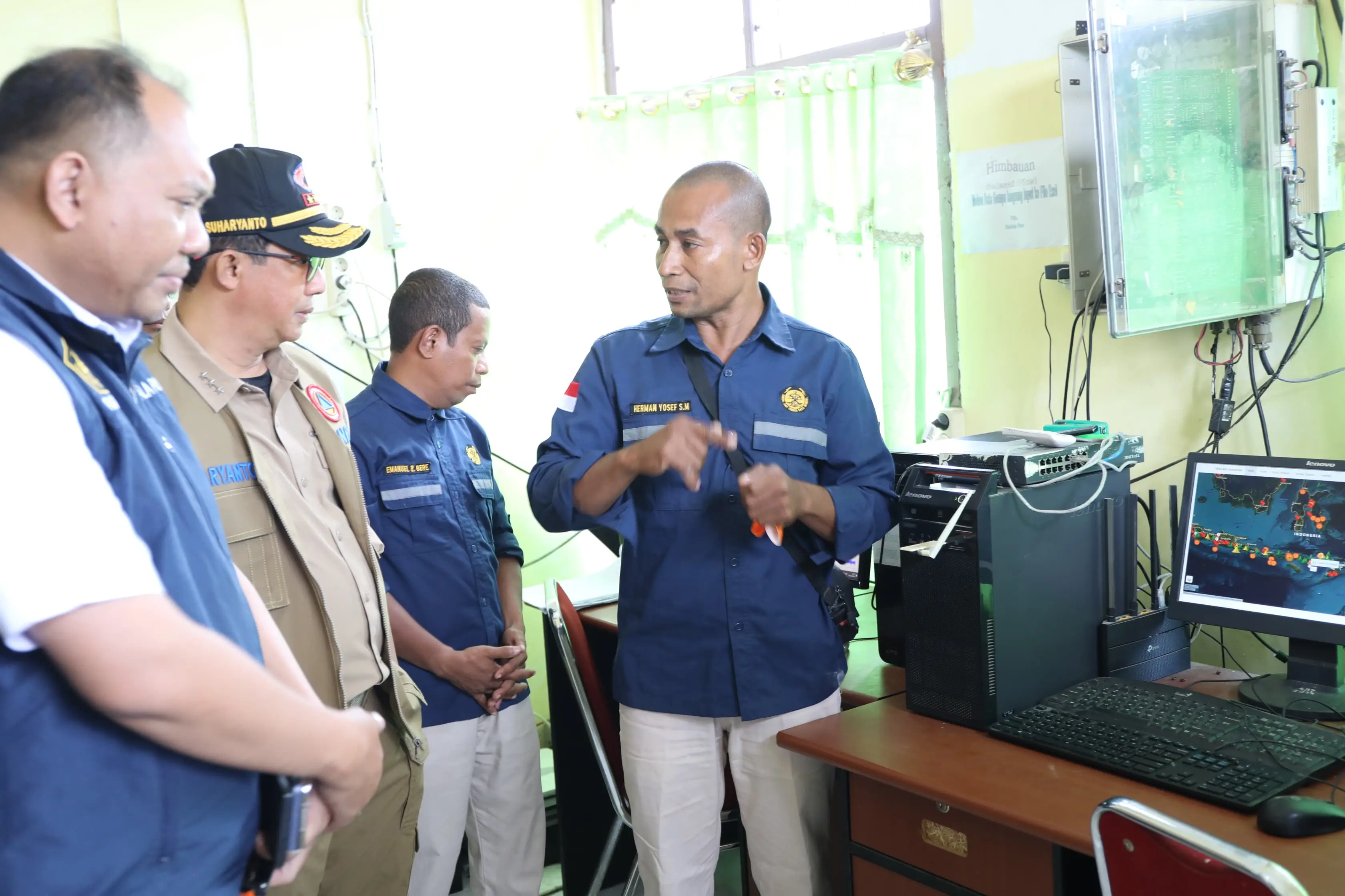 Kepala BNPB Letjen TNI Dr. Suharyanto, S.Sos., M.M meninjau Pos Pengamatan Gunungapi Lewotobi Laki-Laki yang berada di Kabupaten Flores Timur, Nusa Tenggara Timur, Rabu (6/11)